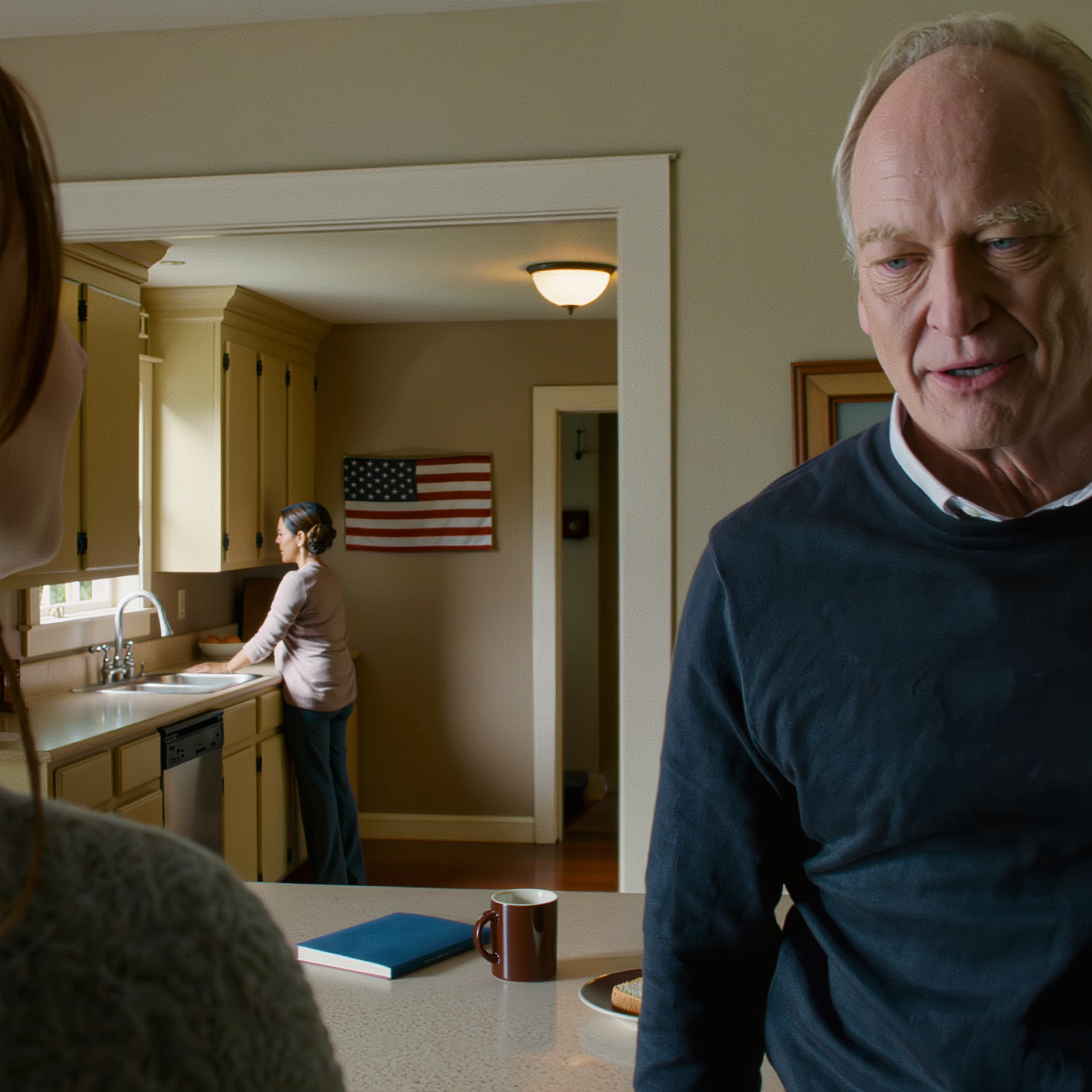 Mijn rijke grootmoeder zag mij en mijn zesjarige dochter op een winterochtend buiten de St. Bridg Family Shelter staan. Ze vroeg botweg: “Waarom wonen jullie niet in jullie huis aan Hawthorne Street?” Ik verstijfde. “Welk huis?” Drie dagen later verscheen ik op een chique familiefeest en mijn ouders werden bleek toen ze mijn grootmoeder met een vreemde en een dik dossier zagen binnenkomen.