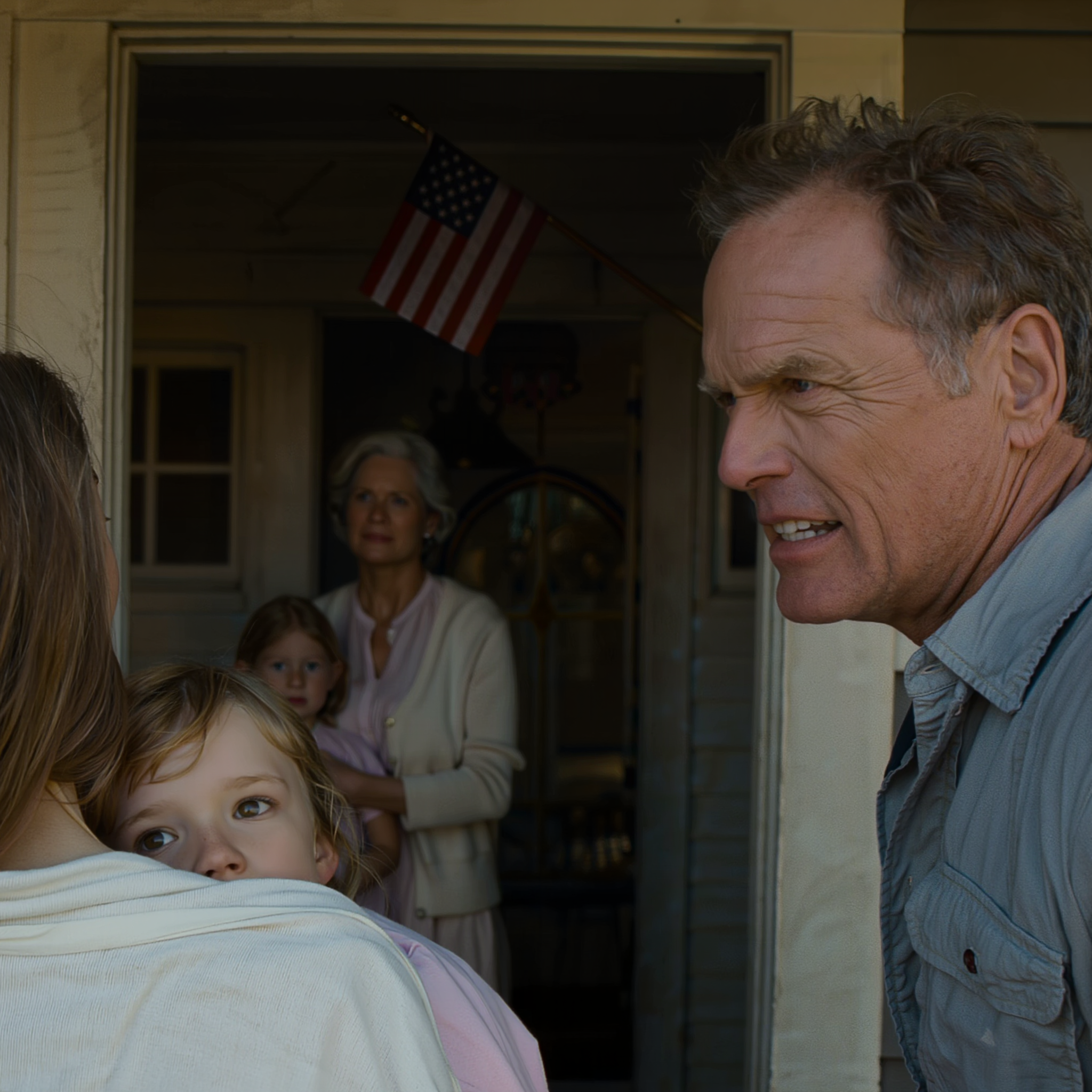 Om 2 uur ‘s nachts sleurden mijn ouders mijn zesjarige dochter en mij ons huis in de buitenwijk uit, terwijl ze schreeuwden: “Jij profiteur, jij stuk vuil dat op straat slaapt!” Mijn zus stond achter het raam te lachen alsof ze naar een tv-programma keek. Ze dachten dat ik met mijn dochter bij een gesloten tankstation zou kruipen en uit hun leven zou verdwijnen, maar juist die nacht begon het mis te gaan.