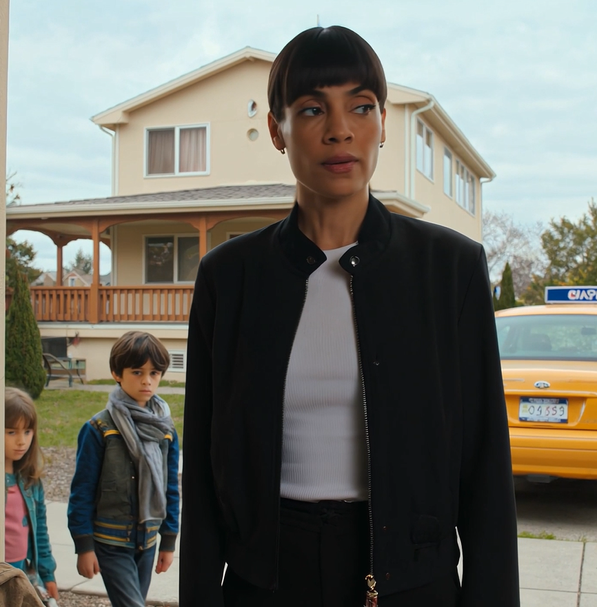 “Nadat ik nee had gezegd, stuurde mijn verwende zus haar kinderen met een taxi naar mijn adres, maar ze wist niet dat ik verhuisd was. De persoon die daar woonde, pleegde één telefoontje… en dat ontketende de karma die mijn zus nooit had zien aankomen.”