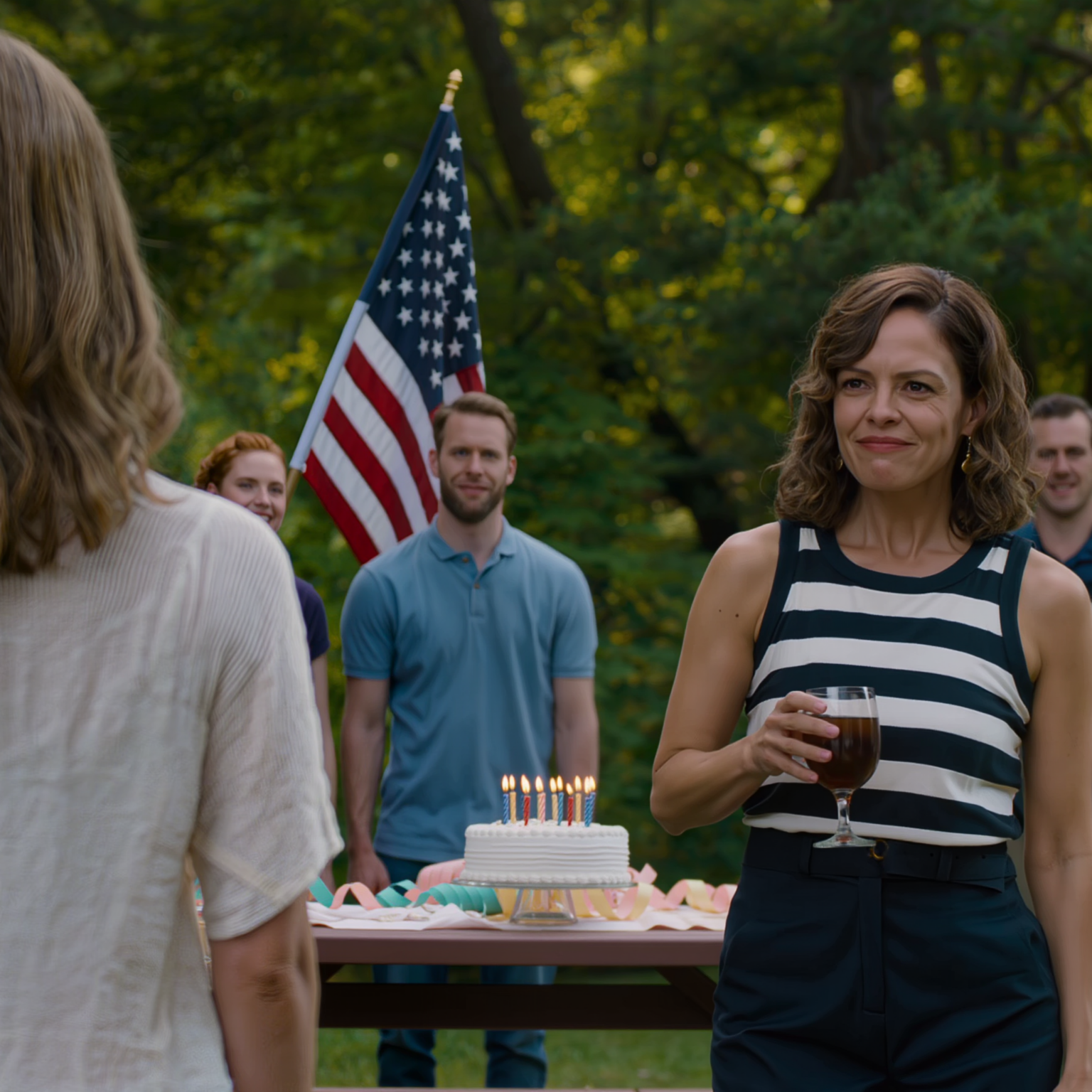 Het eerste woordje van mijn dochter was ‘mama’, maar mijn familie zei: ‘Ze is vast net zo traag van begrip als haar moeder.’ Op haar vijfde verjaardag stond ze op: ‘Ik wil iedereen iets bijzonders vertellen.’ Wat ze daarna zei, zorgde ervoor dat mijn zus huilend wegrende. Het geheim dat ze had opgevangen…