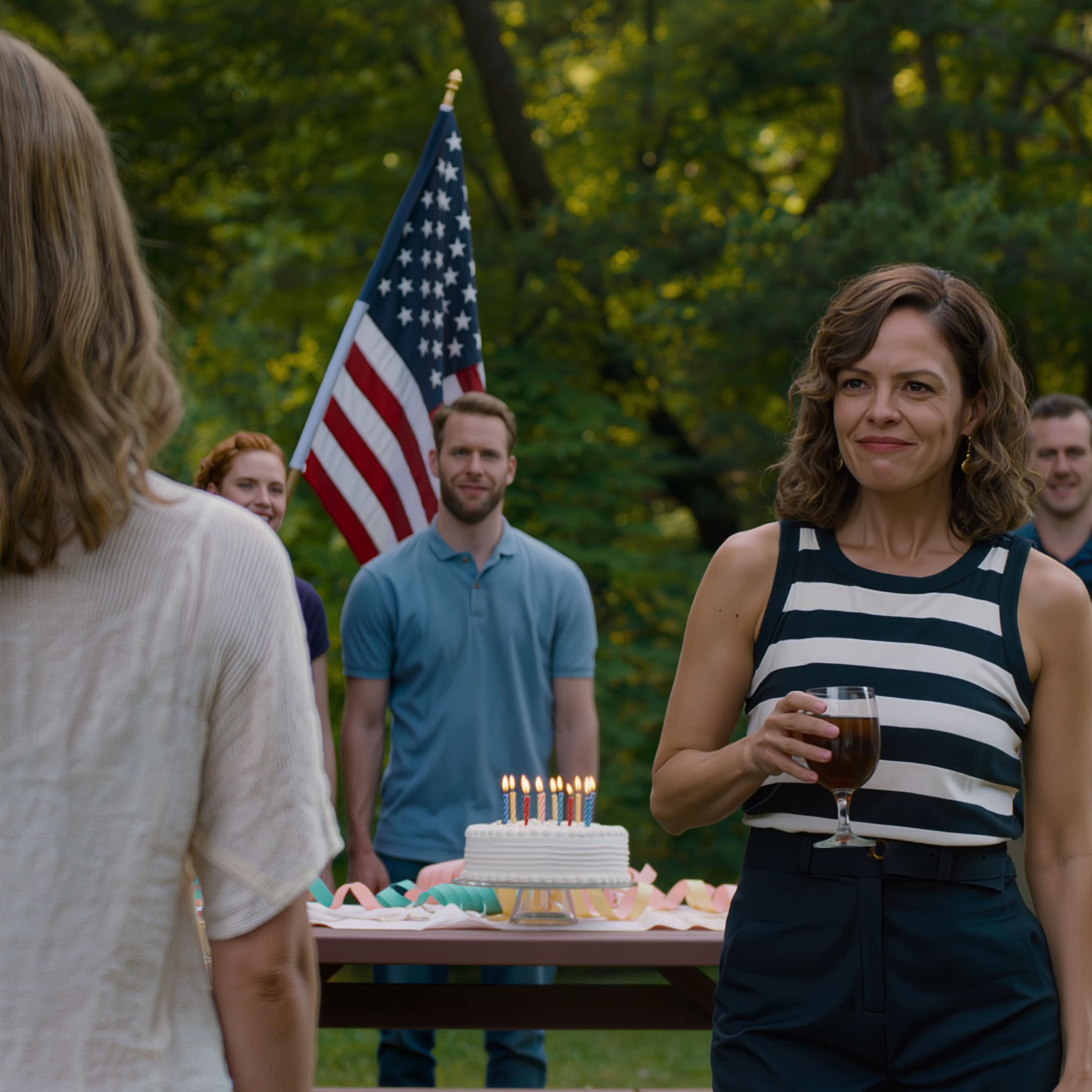 Het eerste woordje van mijn dochter was ‘mama’, maar mijn familie zei: ‘Ze is vast net zo traag van begrip als haar moeder.’ Op haar vijfde verjaardag stond ze op: ‘Ik wil iedereen iets bijzonders vertellen.’ Wat ze daarna zei, zorgde ervoor dat mijn zus huilend wegrende. Het geheim dat ze had opgevangen…