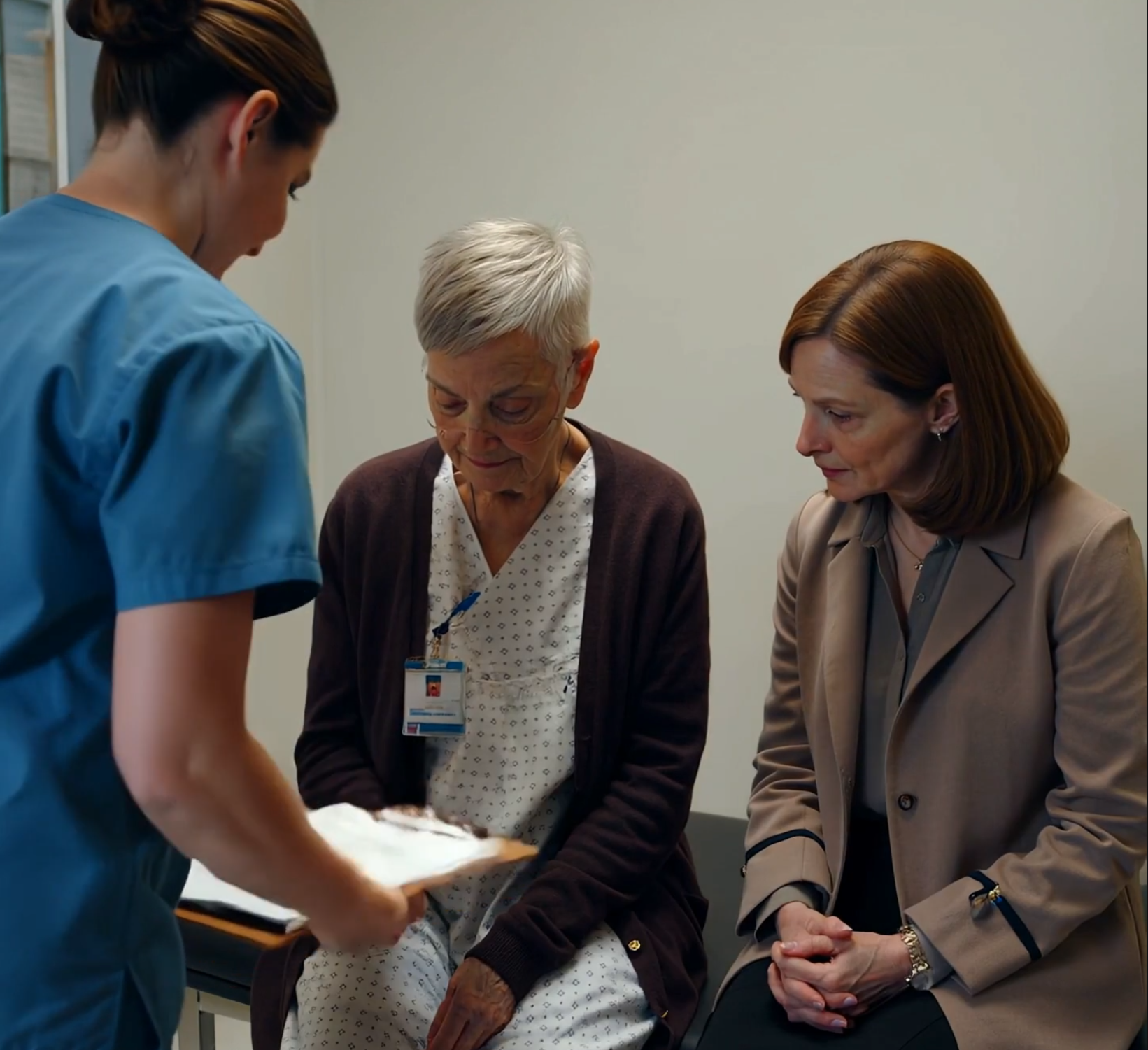 Toen de dokter naar de blauwe plekken op mijn arm vroeg, boog mijn dochter zich naar me toe en zei: “Ze is onhandig. Ze valt vaak,” alsof we dat zinnetje al tijdens de autorit hadden geoefend.