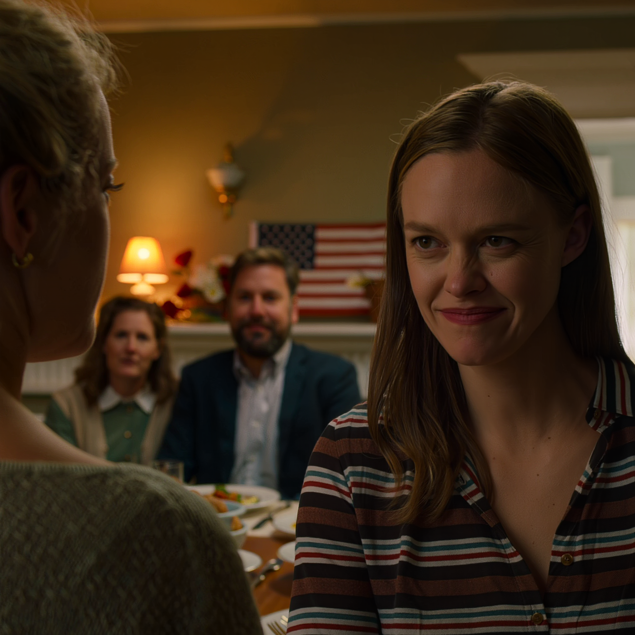 Ik heb vijf jaar lang de hypotheek van mijn ouders betaald. Op de bruiloft van mijn zus gaven ze haar het huis als huwelijksgeschenk. Een paar weken later eisten ze mijn blokhut op. Toen ik weigerde, zag ik dat het te koop stond op naam van een familielid. Ik heb de sloten vervangen, maar de volgende melding van mijn beveiligingsapp…