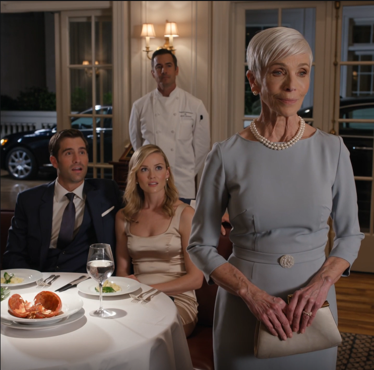 ‘We hebben geen extra bord gemaakt,’ zei mijn schoondochter, terwijl ze me een glas water toeschoof. Haar familie at kreeft en beboterde broodjes onder de warme lampen in de eetkamer. Mijn zoon keek nauwelijks op voordat hij eraan toevoegde: ‘Je moet je plaats kennen, mam.’ Ik glimlachte, vouwde mijn servet op en zei: ‘Begrepen.’ Een paar minuten later ging de voordeur open en stapte de chef-kok, op wie ze hadden gewacht, naar binnen en vroeg naar mij bij naam.