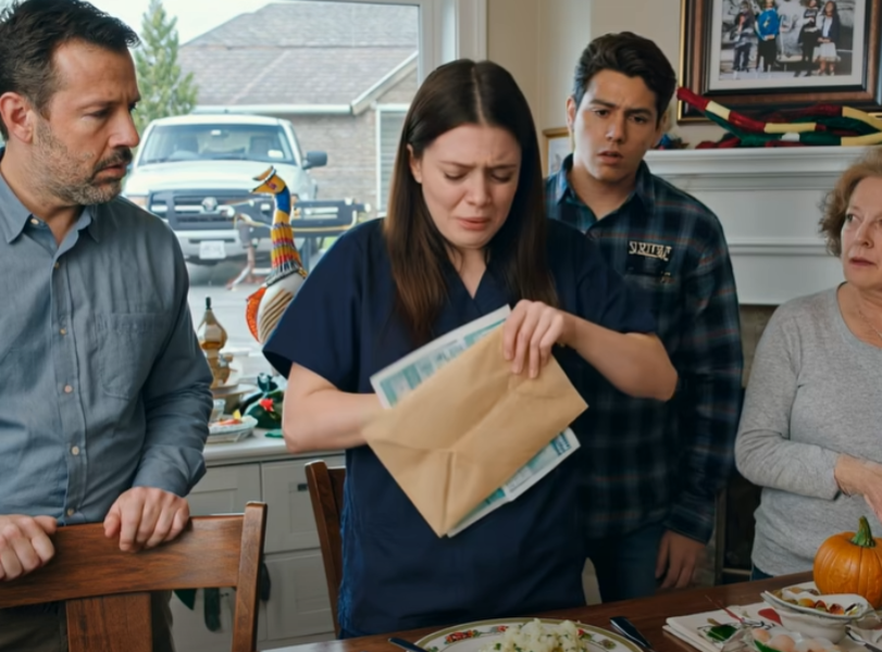 Zes jaar lang gaf ik mijn ouders $2000 per maand. Ze vertelden me dat het op een spaarrekening voor me werd gezet. Toen ik om mijn geld vroeg om een ​​huis te kopen, lachte mijn vader: “Welk geld? Dat was huur.” Ik zei niets. Ik haalde gewoon een map tevoorschijn. Mijn moeders gezicht werd wit. “Waar heb je dat vandaan?” Welk geld? Dat was huur. Mijn vader zei het met een grijns. – Nieuws