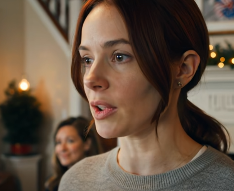 Mijn vader gaf me huisarrest voor dertig familieleden tijdens Thanksgiving, en iedereen lachte – maar de volgende ochtend stond onze familierechtadvocaat voor zijn deur en stelde hem een ​​vraag waardoor het hele huis stil werd. – Nieuws