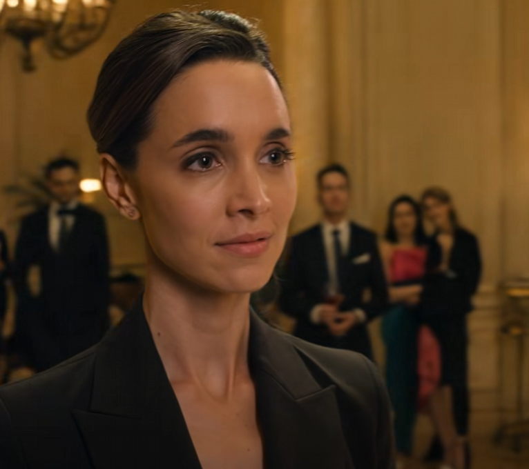 Midden in een bomvol verlovingsfeest greep mijn zus de microfoon en riep voor ieders neus: “Je zult nooit iemand vinden, want je bent te moeilijk.” Ik stond als aan de grond genageld in een balzaal in Manhattan en glimlachte: “Je hebt gelijk.” Toen pakte ik mijn telefoon en stuurde mijn man precies één zinnetje. Totdat haar telefoon begon te rinkelen, haar gezicht verstijfde en de hele zaal stil werd. – Nieuws