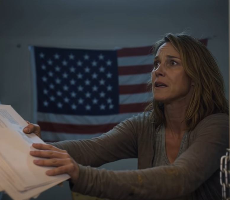 Mijn moeder schreeuwde: “Als je zo slim bent, betaal dan je eigen rekeningen!” Dus ik pakte mijn rugzak en verliet die avond het appartement, de stapel rode aanmaningen achterlatend op tafel. Een maand later belde ze in paniek: “Waarom is de stroom uitgevallen? Wat heb je gedaan?” Ik verontschuldigde me niet, ik stelde alleen één vraag en noemde toen de enveloppen op mijn naam en een map die ik bewaard had. Haar stem viel plotseling weg. – Nieuws