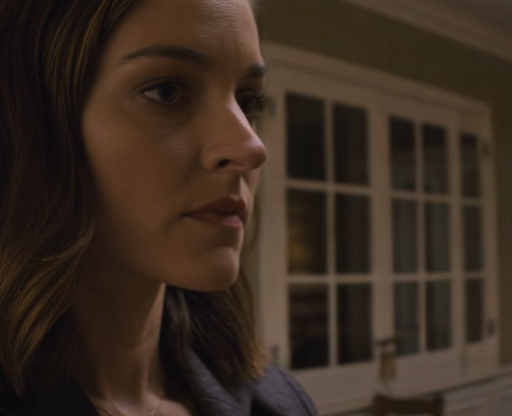 ‘Je kleine spaargeld gevonden,’ grijnsde mijn zus, terwijl ze de obligaties als een waaier heen en weer bewoog. ‘Bedankt voor het studiefonds.’ Mijn ouders hieven trots hun glazen. Ik tikte een keer op mijn telefoon. Agenten van de belastingdienst stormden de kamer binnen. – Nieuws