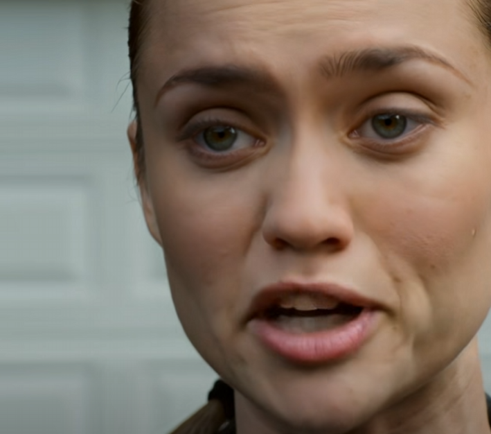 Op mijn 28e verjaardag opende ik Instagram en zag ik mijn hele familie stralend op Maui, met als commentaar van mijn moeder: “Zij is de enige op wie we trots zijn.” Ik zat alleen in mijn appartement in de buitenwijk, mijn creditcardrekening lag zwaar op tafel, mijn telefoon was doodstil. Ik stuurde geen berichtje terug. Ik opende gewoon mijn bankapp, staarde naar een bekend nummer en realiseerde me plotseling dat ik de sleutel tot dit spel in handen had gehad. – Nieuws