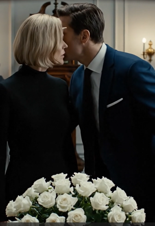 Min søn lænede sig over begravelsesroserne og hviskede: “Forvent ikke en krone,” og stod så der, mens familien satte neon-klistermærker på mit bedstefarsur, som om det var et loppemarked, så jeg ikke skulle skændes. Jeg gik min vej, foretog et stille opkald, og tirsdag morgen, i et advokatkontor med glasvægge, stoppede advokaten op ved et enkelt navn med blå blæk, sænkede stemmen og sagde: “Fru Brightwood … gå venligst ikke.”