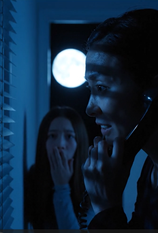 Min stedmor havde altid været sød – blødsindet, omsorgsfuld og elskede mig, som var jeg hendes rigtige datter. Så en aften hørte jeg hende hviske i telefonen: “Hvis den pige bare dør … vil alt tilhøre os.” Mit hjerte stoppede. Og lige da … knirkede døren til mit værelse op.