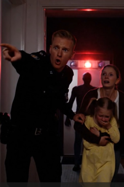 Et par dage efter vi flyttede ind i det nye hus, hviskede min datter rystende: “Mor … der er noget galt her.” Jeg spurgte hende hvorfor. Hun stirrede på mig og sagde: “Mor … kan du virkelig ikke se det? Det er fordi—” Pludselig hylede politiets sirener udenfor. En betjent smækkede på døren og råbte: “KOM UD NU!” Og det, han sagde derefter … fik mig til at holde op med at trække vejret.