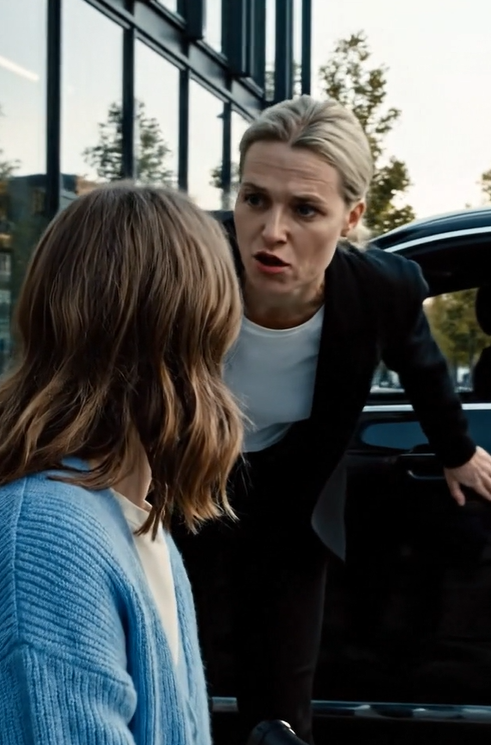 Min mand havde været væk i tre år, og hans familie ville ikke lade mig og mit barn blive: ‘Du burde tage dit barn med og finde et andet sted at gå hen. Der er ikke plads til jer to her længere.’ Så, mens jeg sad på busstationen med mit barn, kørte hans søster ind i en luksusbil, rullede vinduet ned og sagde: ‘Stig ind. Der er noget vigtigt, du skal vide.’