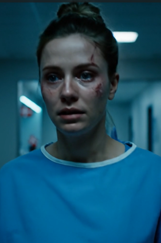 “I dag er det din søsters fødselsdag. Vi kan ikke komme,” sagde min mor tre timer efter, jeg havde fortalt dem om min mands og mine to børns død, og jeg stod der på hospitalets gang, stadig i min operationskittel, og lyttede til stilheden, efter hun havde lagt på, uvidende om, at seks måneder senere ville den samme familie, der var gået glip af tre begravelser, blive forfærdet over at se, hvad Daniel stille og roligt havde fortalt dem, at de aldrig måtte røre.