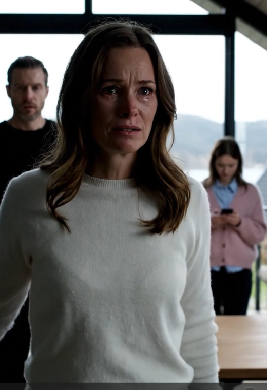 Min mor grinede: “Du får aldrig et hus som din søsters.” Min far nikkede. Min søster drillede mig: “Du er jaloux, ikke sandt?” Så jeg inviterede min søster over på te. Da hun ankom, kaldte hun hysterisk: “HEJ, MOR, DU SKAL SE DETTE NU!”