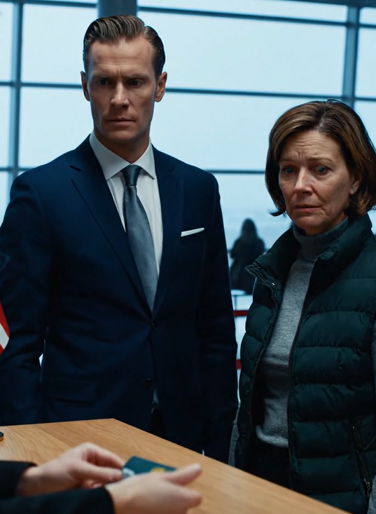 Vi var i lufthavnen på vej til Hawaii. Ved check-in viftede min bror med sin billet på første klasse som et trofæ. Han rakte min billet frem med to fingre. “Økonomi. Klag ikke – det er alt, hvad du kan klare,” smilede han. Jeg skændtes ikke. Jeg lagde blot mit ID på scanneren. Agenten gispede, da skærmen blinkede rødt.