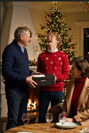 Op eerste kerstdag gaf mijn zoon zijn vader een auto van $30.000, en daarna gaf hij me een servet met de tekst ‘Slechtste moeder ooit’ — en een week later, toen hij me huilend opbelde, wist ik dat de feestdagen niet het echte begin van het verhaal waren.